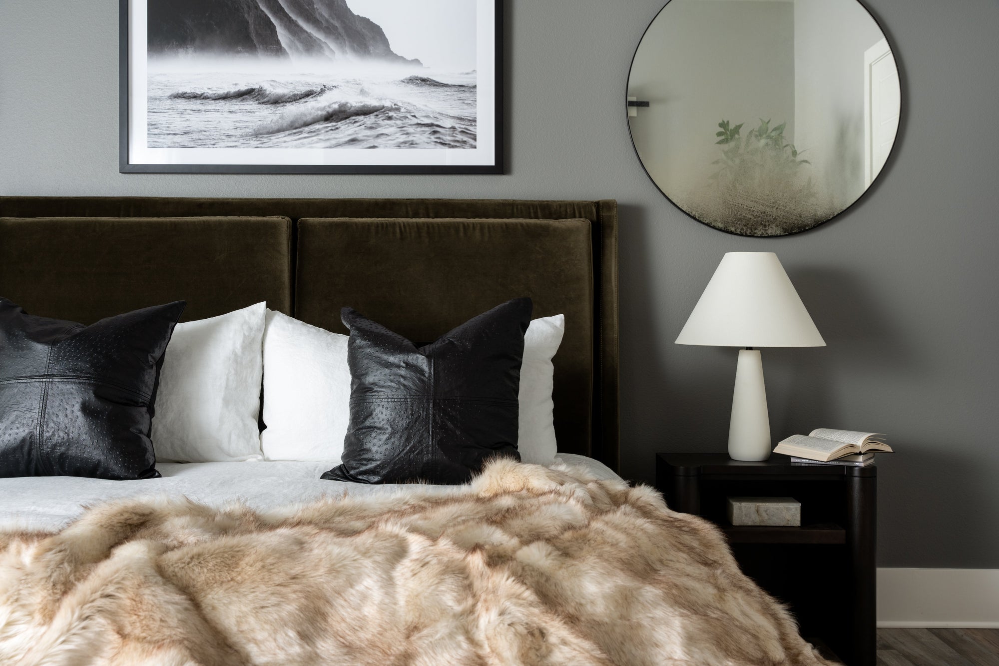 A Throw Pillow Size Guide: How to Choose The Correct Decorative Pillow Sizes for Your Bed